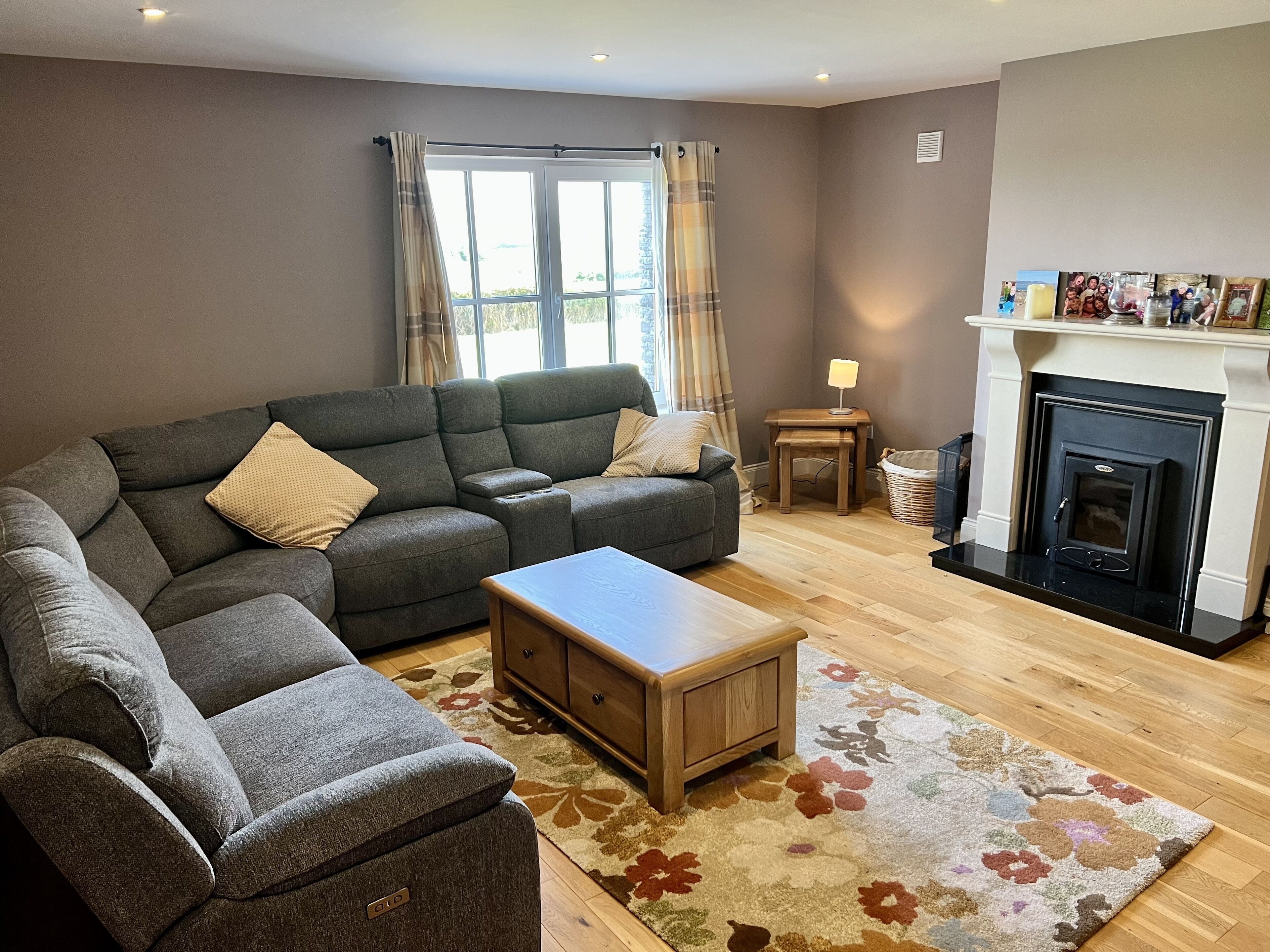 Other view of the sitting room. 