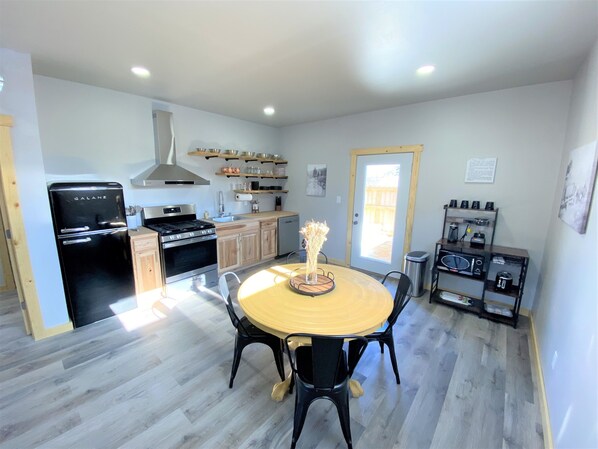 Fridge, microwave, oven, stovetop - Couples Getaway & Business Travel- 6 Miles to MTU (Chassell)