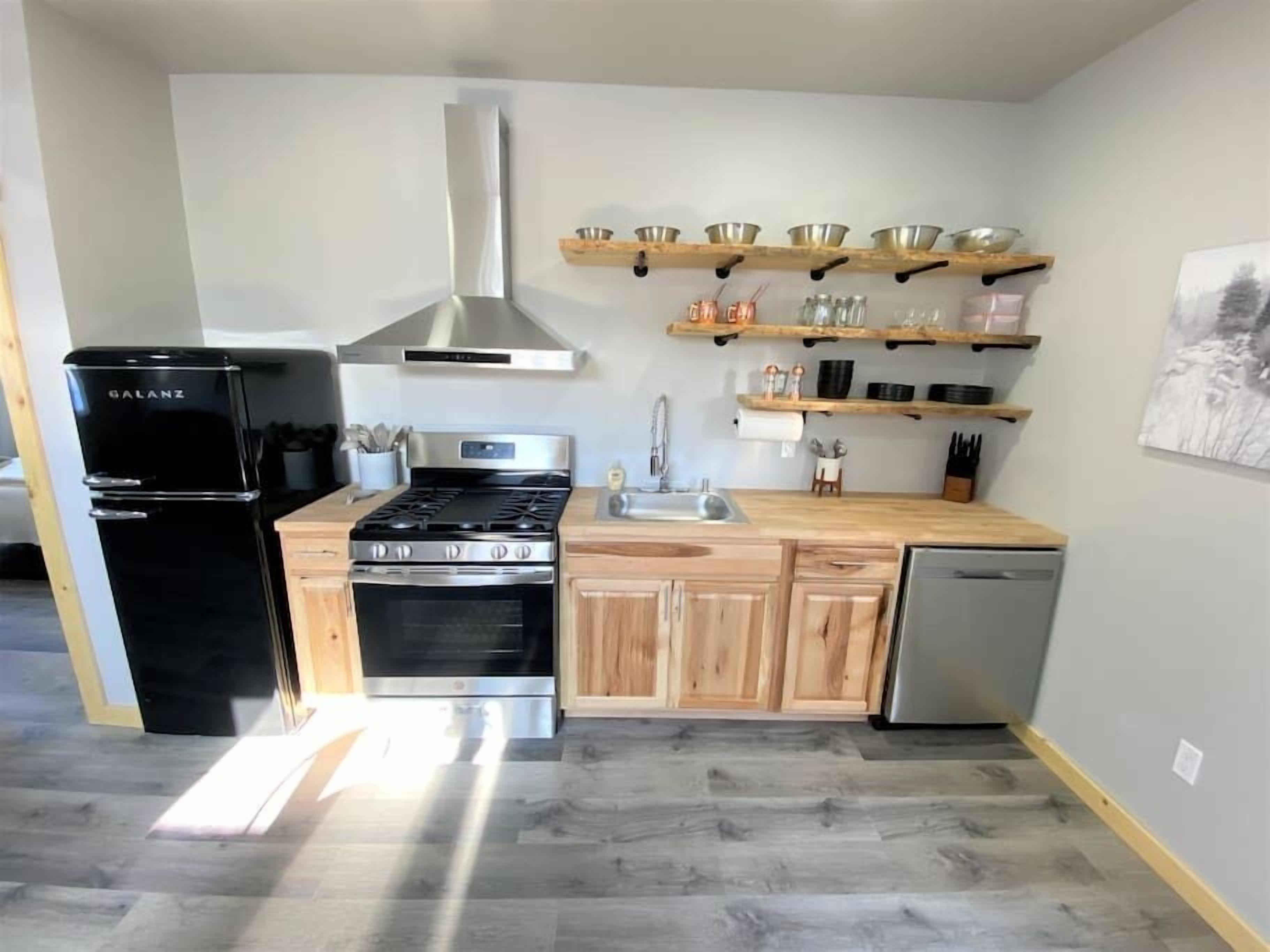 Geladeira, micro-ondas, fogão, cooktop