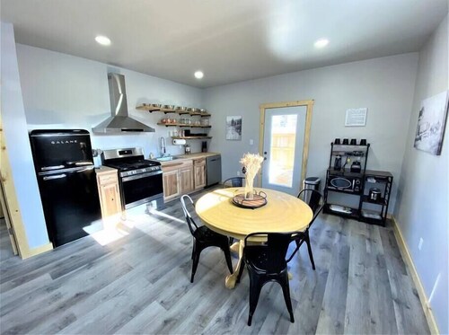 Couples Getaway & Business Travel- 6 Miles to MTU