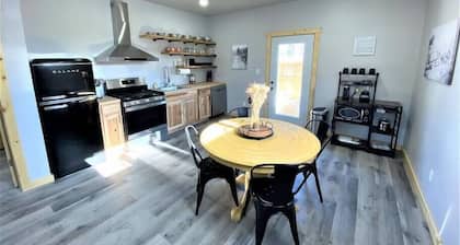 Couples Getaway & Business Travel- 6 Miles to MTU