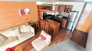 Loft familiar | Zona de estar | Una televisión de pantalla plana