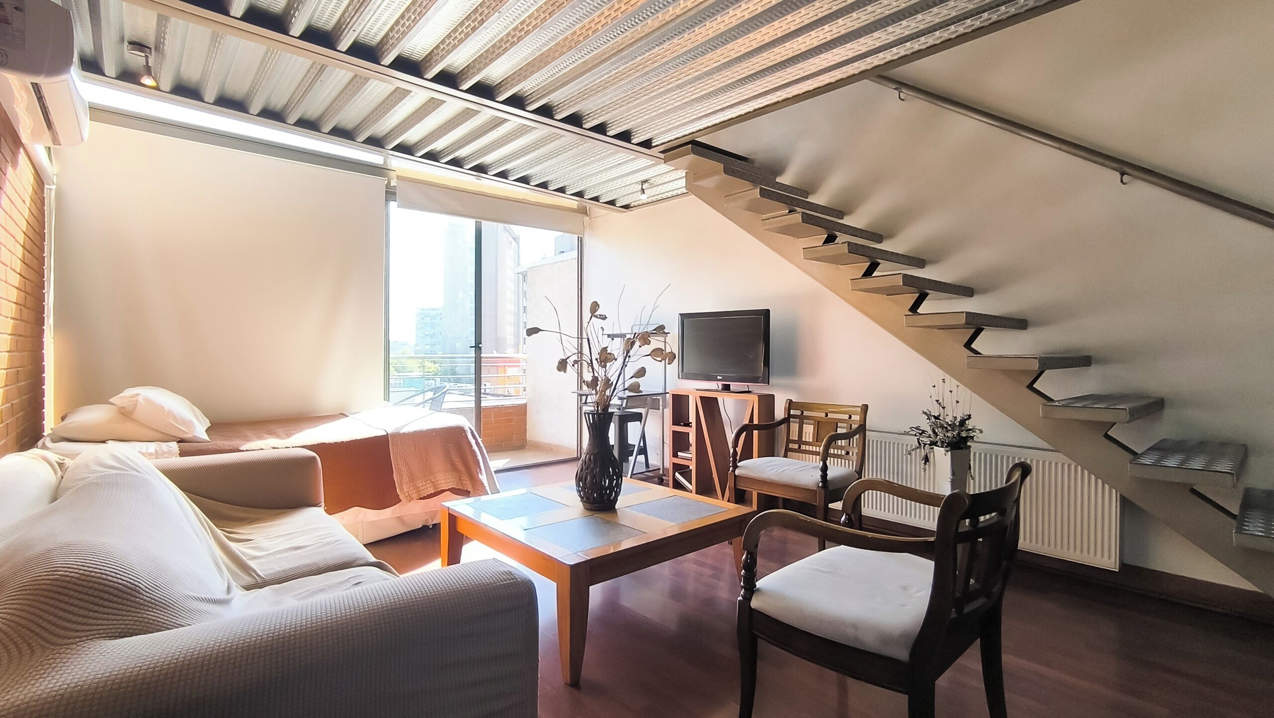 Loft familiar | Zona de estar | Una televisión de pantalla plana