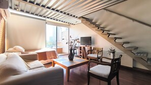 Loft familiar | Zona de estar | Una televisión de pantalla plana