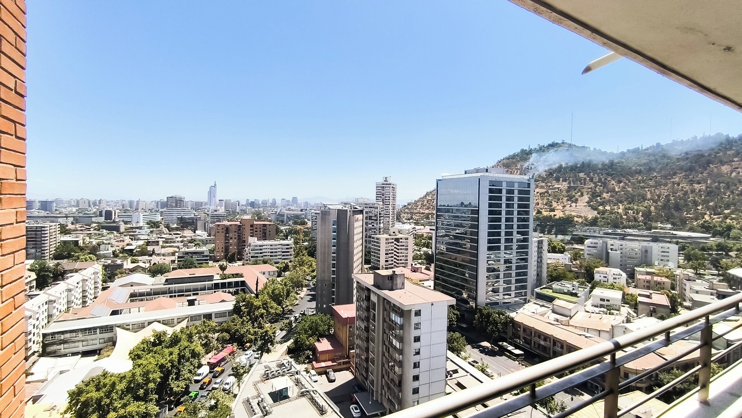 Un paisaje urbano con diversos edificios, incluyendo rascacielos y edificios residenciales más pequeños.