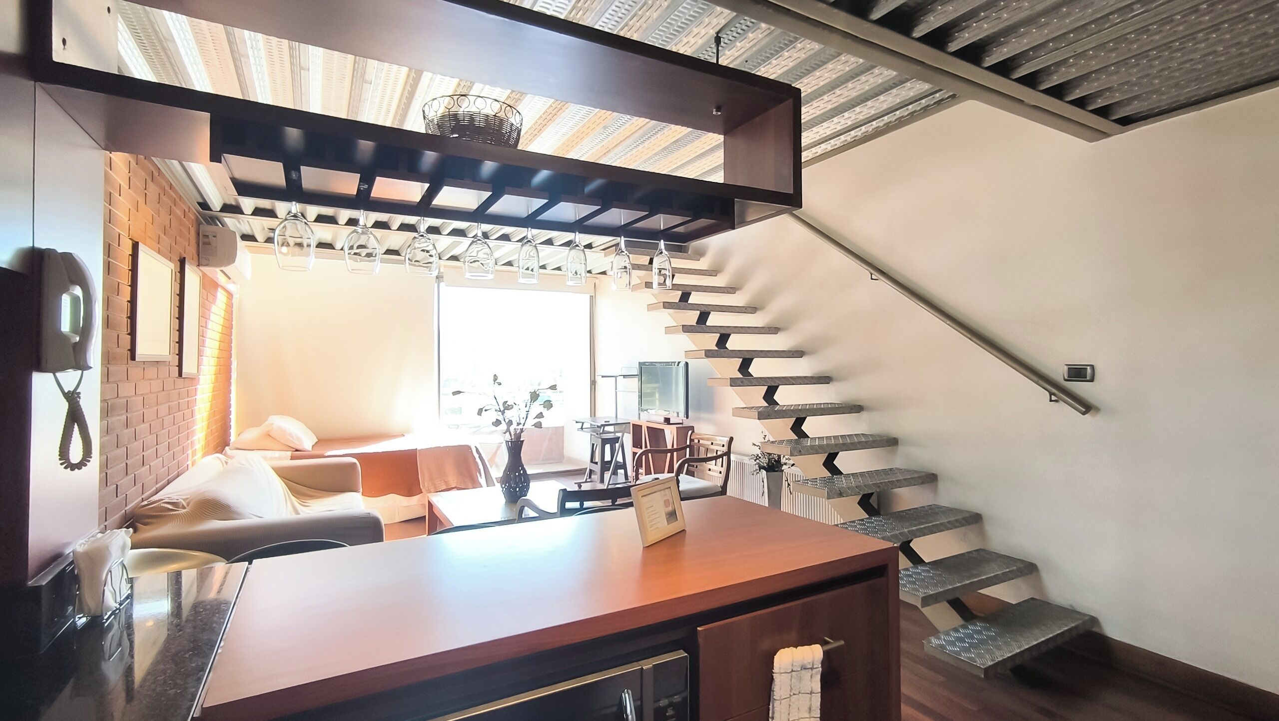 Loft familiar | Zona de estar | Una televisión de pantalla plana