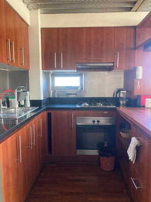 Refrigerador, microondas, horno, tetera/pava eléctrica