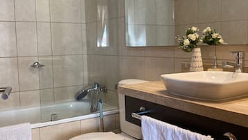 Apartamento família | Banheiro | Toalhas de banho, papel higiênico