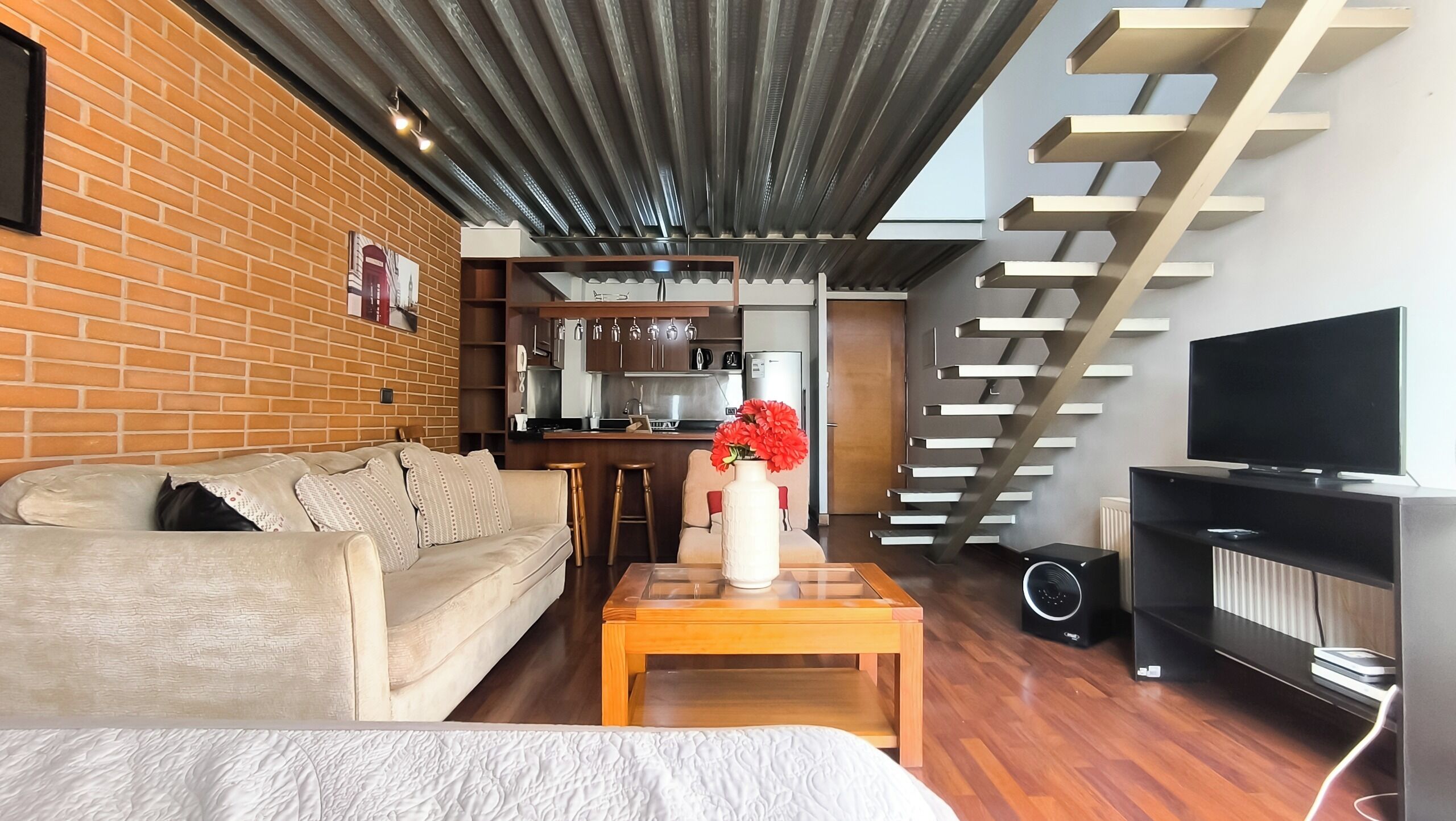 Loft familiar | Zona de estar | Una televisión de pantalla plana