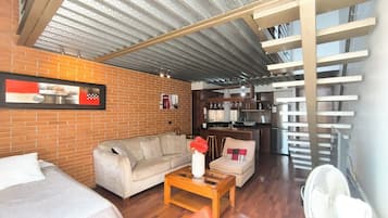 Loft família | Área de estar | TV de tela plana