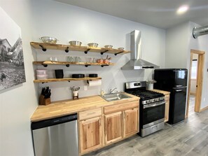 Fridge, microwave, oven, stovetop - Explore the Keweenaw! Only 6 Miles to MTU! (Chassell)