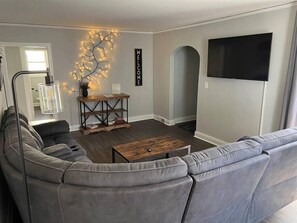 TV, offices - Newly renovated cute 3 bedroom 2 bath bungalow (Charlotte)