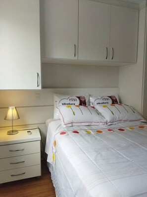 Apartment, 1 Queen-Bett | 1 Schlafzimmer, Bügeleisen/Bügelbrett, kostenloses WLAN, Bettwäsche