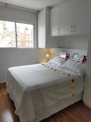 Apartamento, 1 cama Queen | 1 quarto, ferros/tábuas de passar roupa, Wi-Fi de cortesia