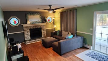 Smart-TV, Kamin, Stereoanlage