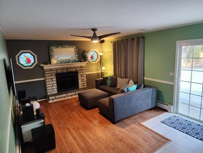 TV connectée, cheminée, chaîne hi-fi