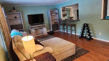 Smart-TV, Kamin, Stereoanlage