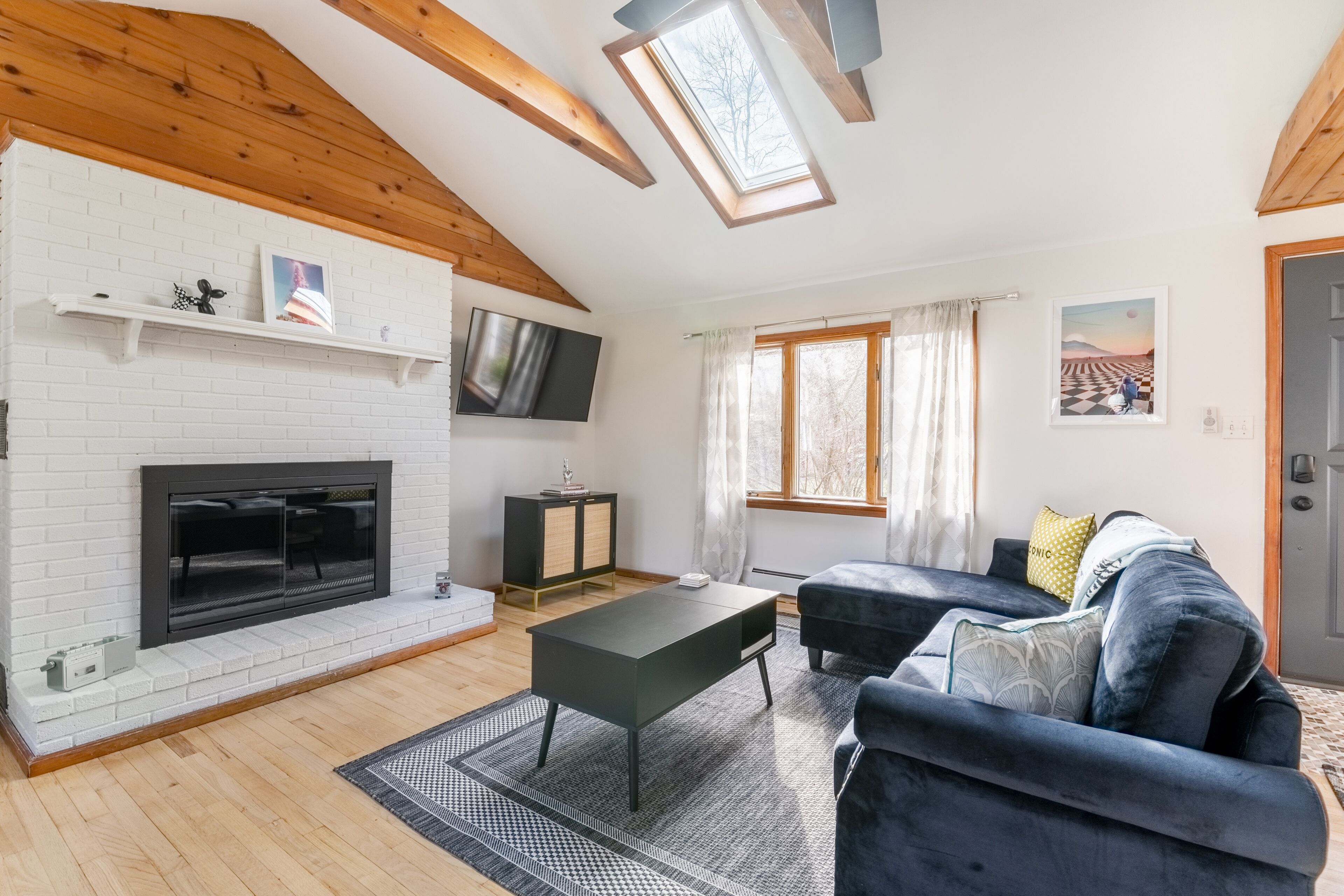 15% off; private pond; fireplace; 4-min to village