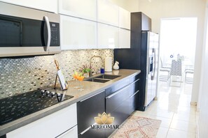 Frigorífico, microondas, placa de cocina y cafetera o tetera