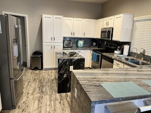 Frigorifero, microonde, forno, piano cottura