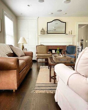 Smart TV, chimenea, reproductor de DVD y tenis de mesa