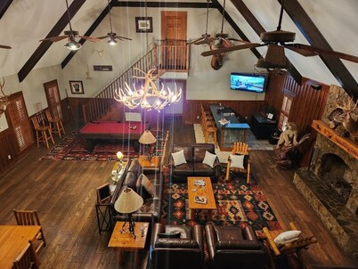 Lodge & cabin sleeps 21 - peaceful country setting 15 min to downtown Dublin GA