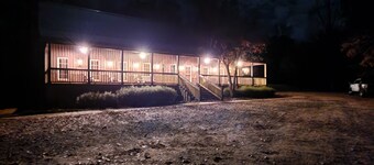 Lodge & cabin sleeps 21 - peaceful country setting 15 min to downtown Dublin GA