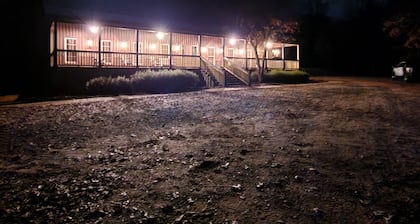 Lodge & cabin sleeps 21 - peaceful country setting 15 min to downtown Dublin GA