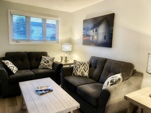 Smart-TV, Kamin, Bücher, Stereoanlage