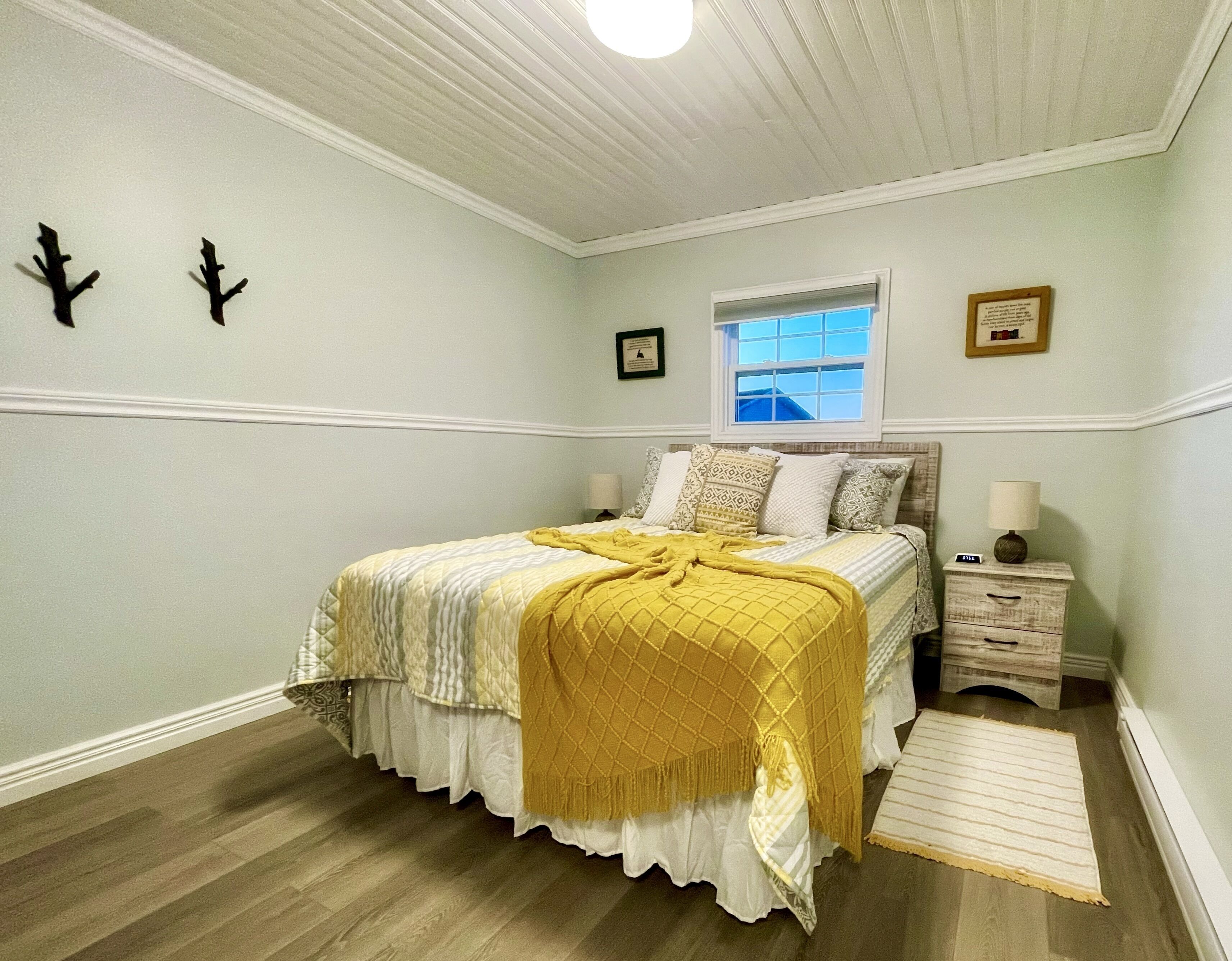 2 bedrooms, travel cot, free WiFi, bed sheets