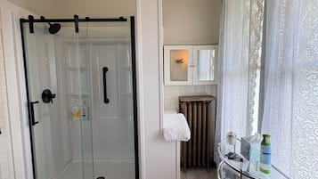 Douche, sĂšche-cheveux, serviettes fournies, savon
