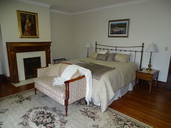 4 bedrooms, desk, free WiFi, bed sheets