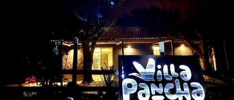 Un edificio con un letrero que dice "Villa Pancha" de noche.