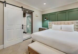 In-room safe, desk, laptop workspace, iron/ironing board - Hyatt Place Newark - Main Street (Newark)