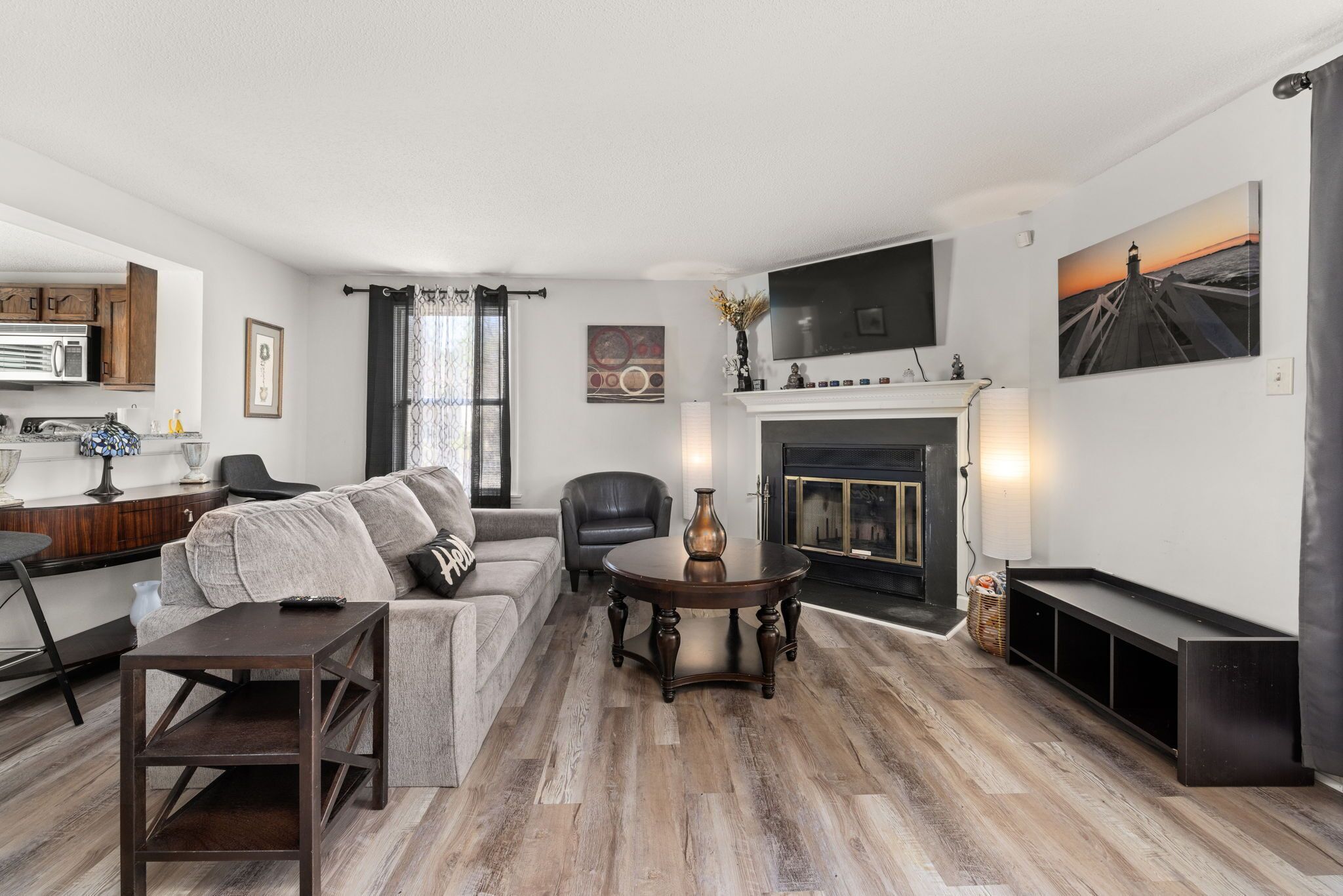 Smart-tv, videospelletjes, een tafeltennistafel en boeken