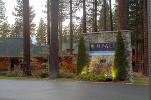 Un letrero de piedra con la inscripción 'HYATT VINEYARD LODGE' y el número '989'.