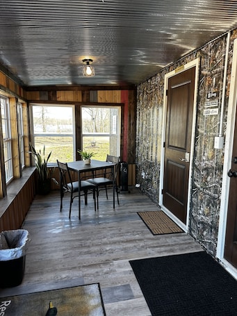 お食事. Cozy cabins on beautiful Horseshoe Lake