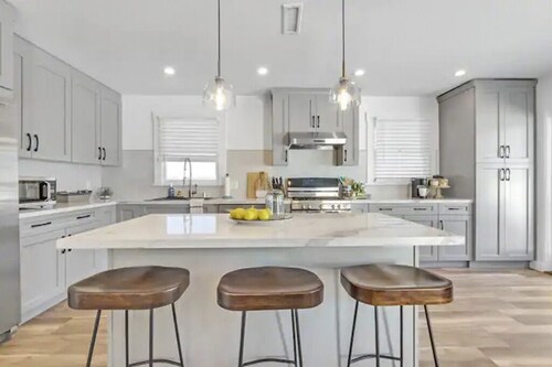 LUXURIOUS CRAFTSMAN HOME 3-BLOCKS AWAY FROM BEACH