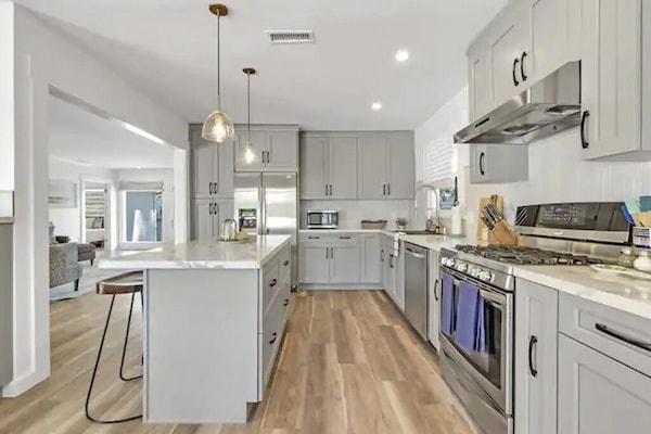 Refrigerador, microondas, horno, placa de cocina