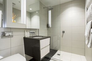 Appartement Deluxe | Salle de bain | Douche, sèche-cheveux, serviettes fournies, savon