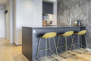 Deluxe Apartment | Private kitchen | Full-size fridge, oven, stovetop, dishwasher - Laid back living with city views (Auckland)