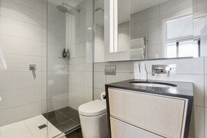 Deluxe Apartment | Bathroom | Shower, hair dryer, towels, soap - Laid back living with city views (Auckland)
