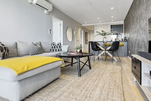 Living area - Laid back living with city views (Auckland)