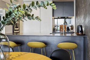 Deluxe-Apartment | Essbereich im Zimmer