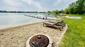 In Strandnähe, Liegestühle, Strandtücher