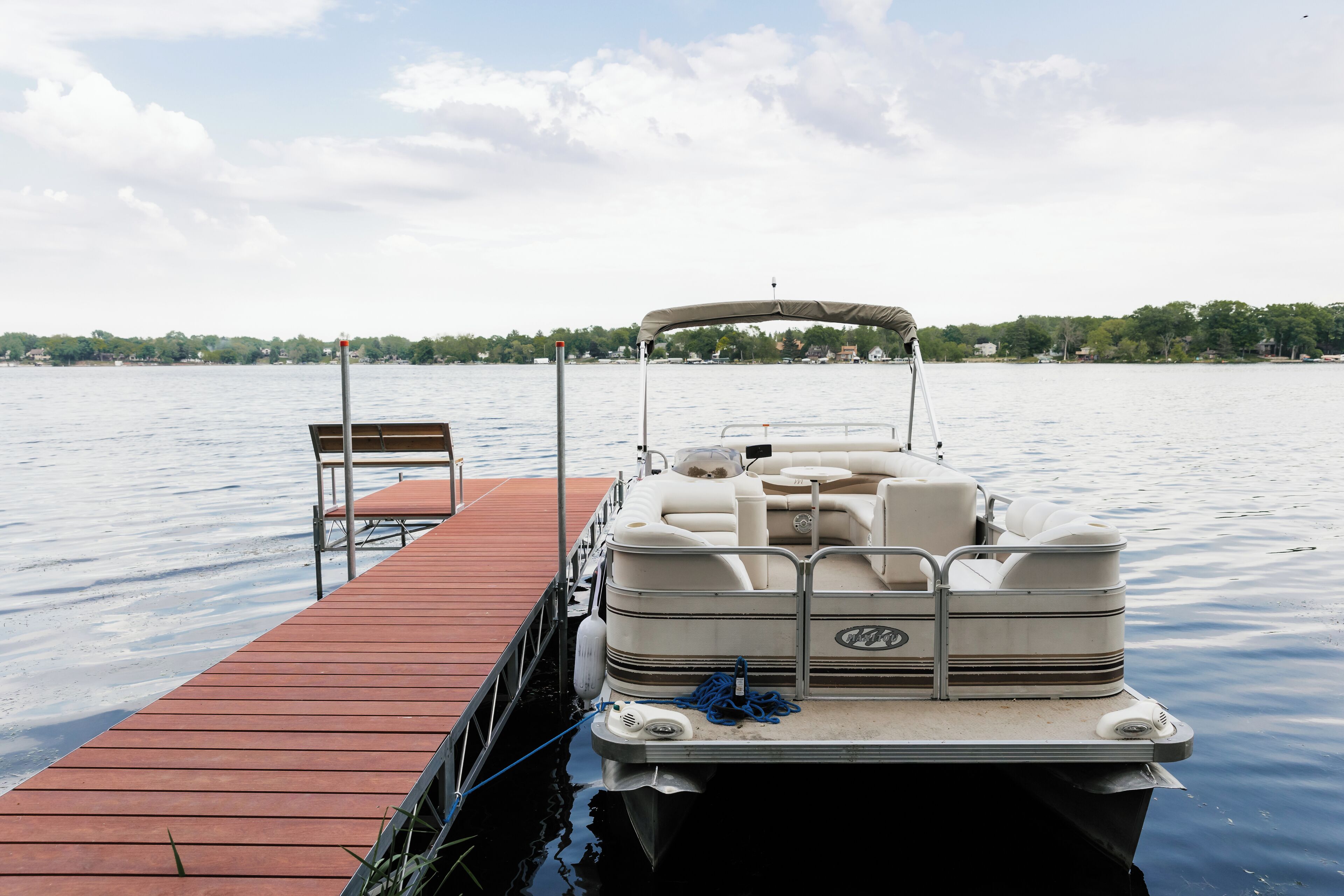 Newly Renovated Lakefront Cottage, Peaceful, Cozy Modern Farmhouse ~Dog Friendly