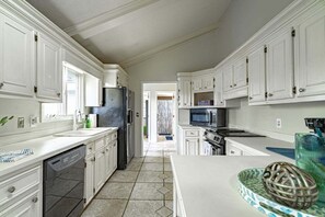 Fridge, microwave, oven, stovetop - Waterfront Paradise with Golf Course Views (Florence)