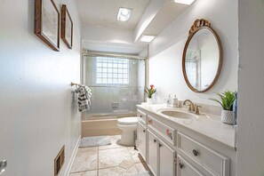 Shower, hair dryer, towels, soap - Waterfront Paradise with Golf Course Views (Florence)