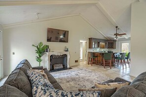 Smart TV - Waterfront Paradise with Golf Course Views (Florence)