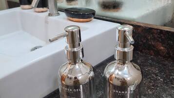 Douche, bidet, serviettes fournies